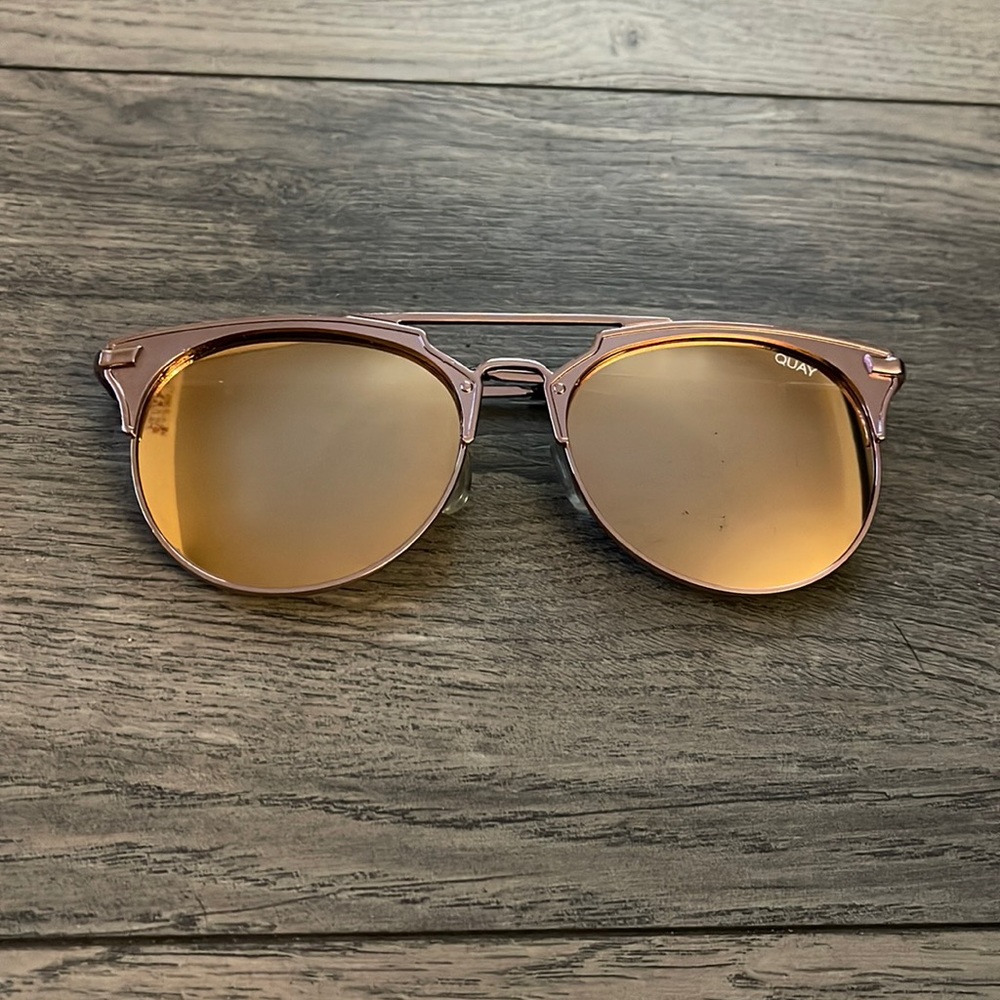 Rose gold Quay sunglasses